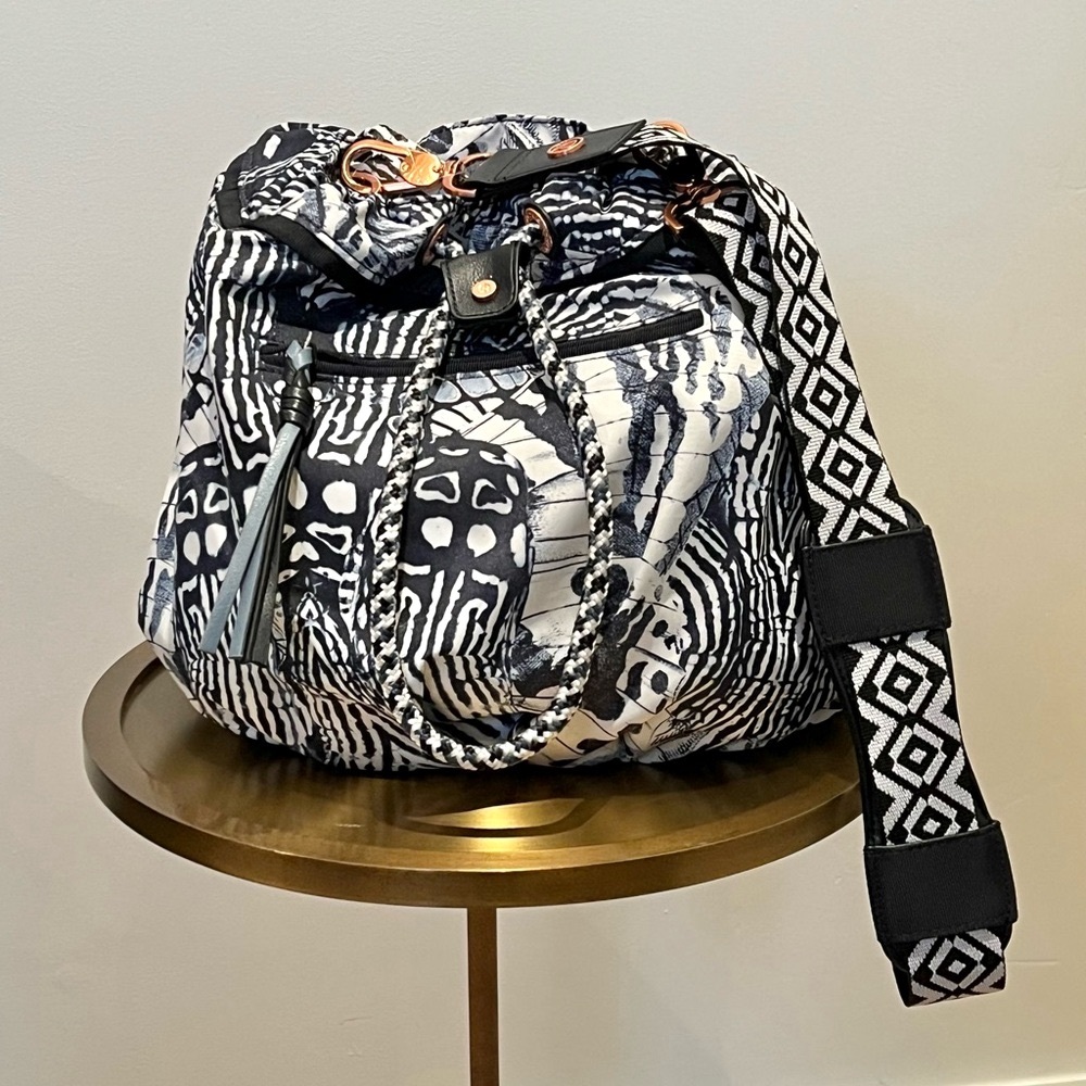 🤩 NWT Lululemon Diversity Bag Winged Mosaic White Naval Blue - Picture 15 of 16